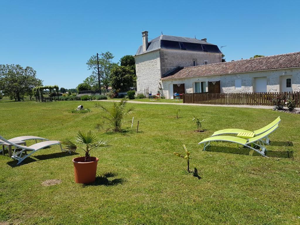 Bed and Breakfast Le Domaine De Bellevue Tanzac Екстер'єр фото