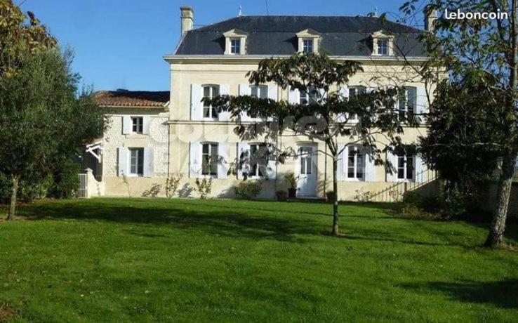 Bed and Breakfast Le Domaine De Bellevue Tanzac Екстер'єр фото
